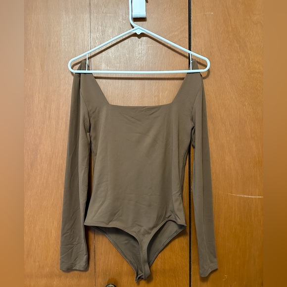 Aritzia Babaton Contour Squareneck Longsleeve Bodysuit in Coffee Bean - Picture 4 of 7